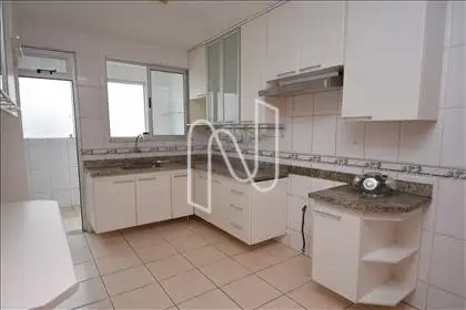 1º pav.: Cozinha com armário 