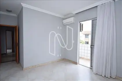 Quarto suíte com varanda e ar condicionado