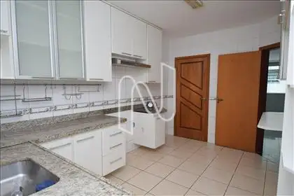 1º pav.: Cozinha com armário  