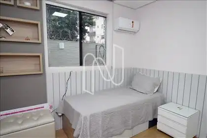Quarto 02 com armário e ar condicionado  