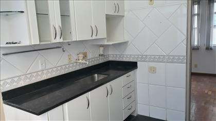 Cozinha com armários  