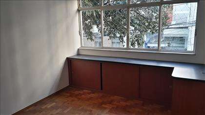   Quarto 02 com armários 
