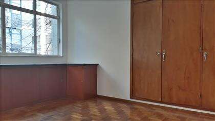   Quarto 02 com armários 