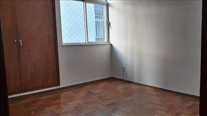 Quarto 01 com armários 