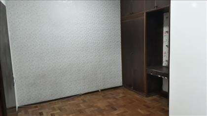 Quarto com armário
