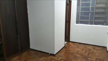 Quarto com armário