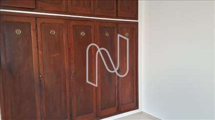 Quarto 01 com armários