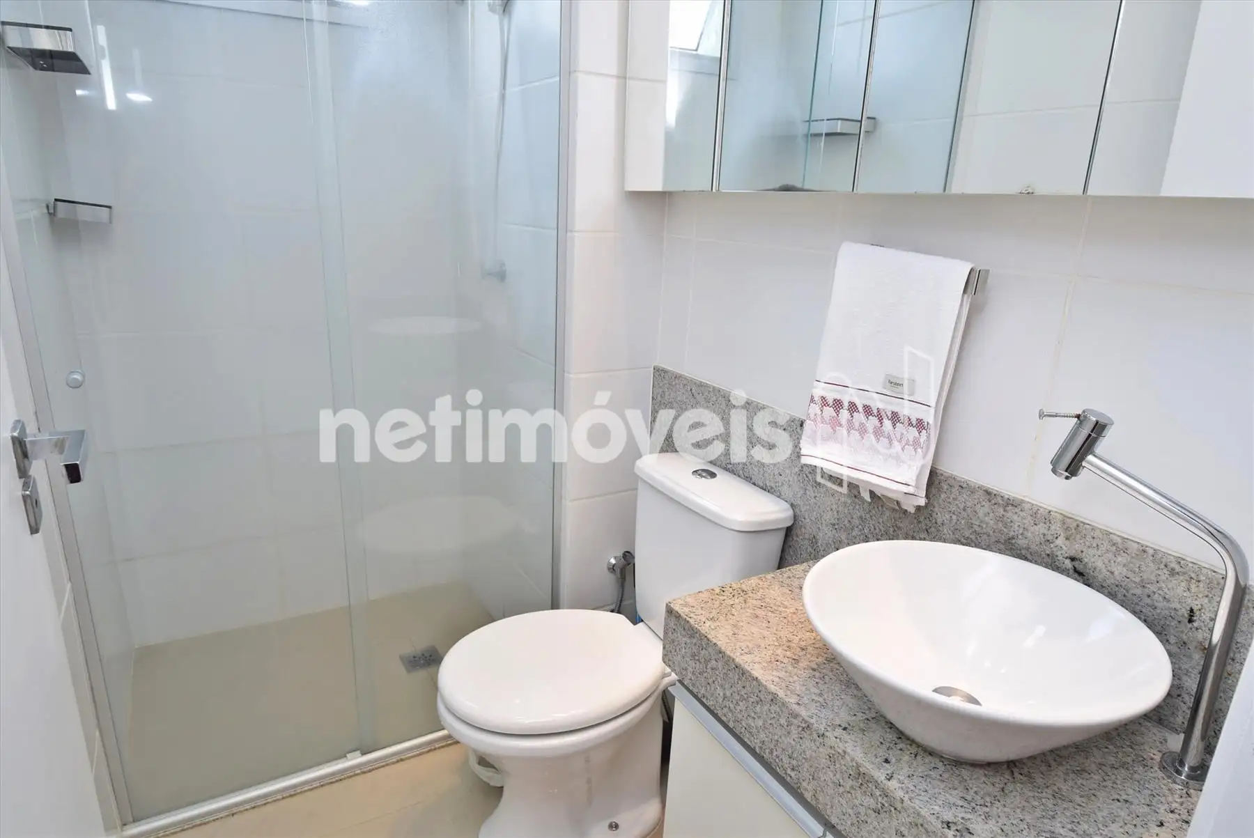 Banheiro suíte com armário e box blindex