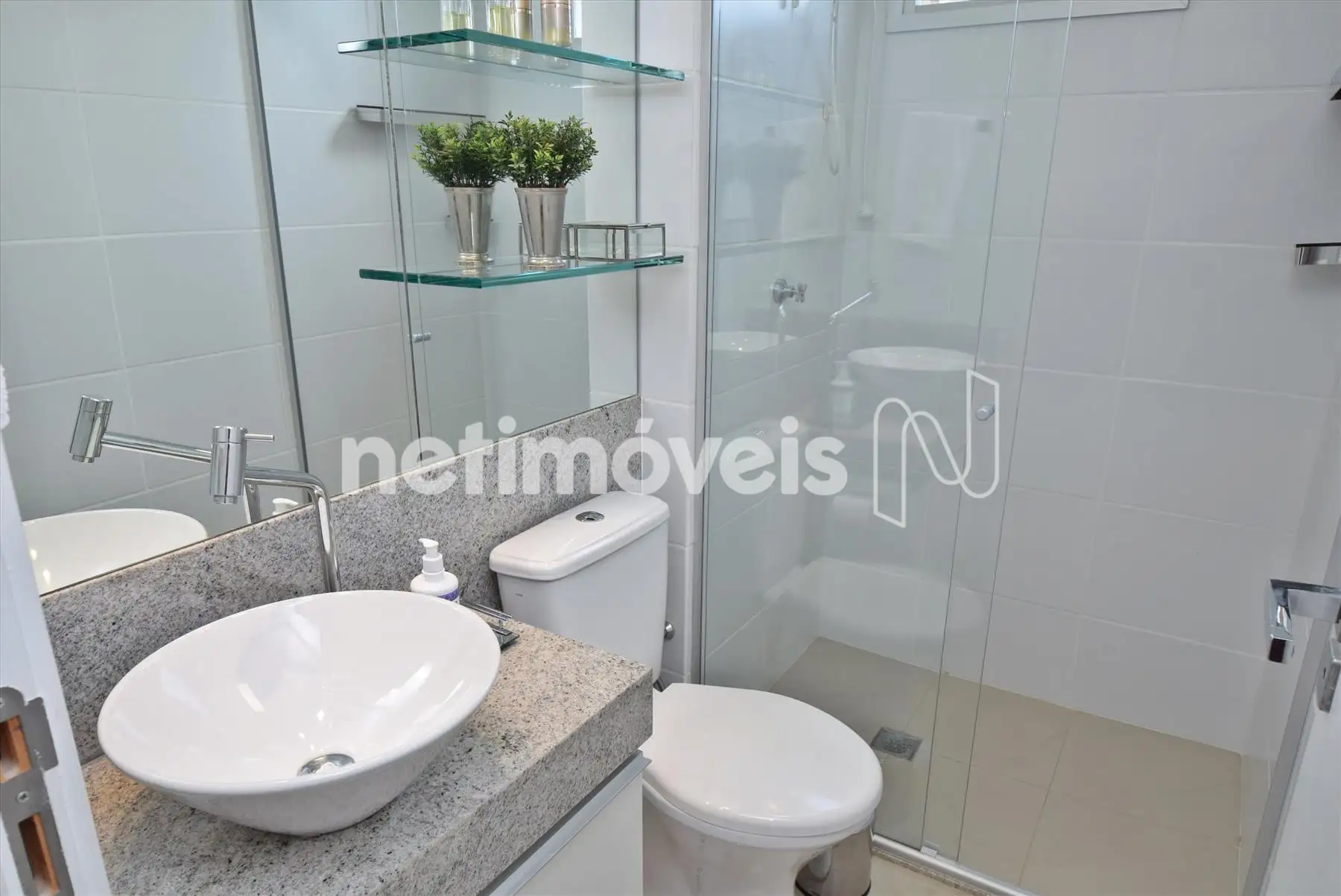 Banheiro social com armárioe box blindex