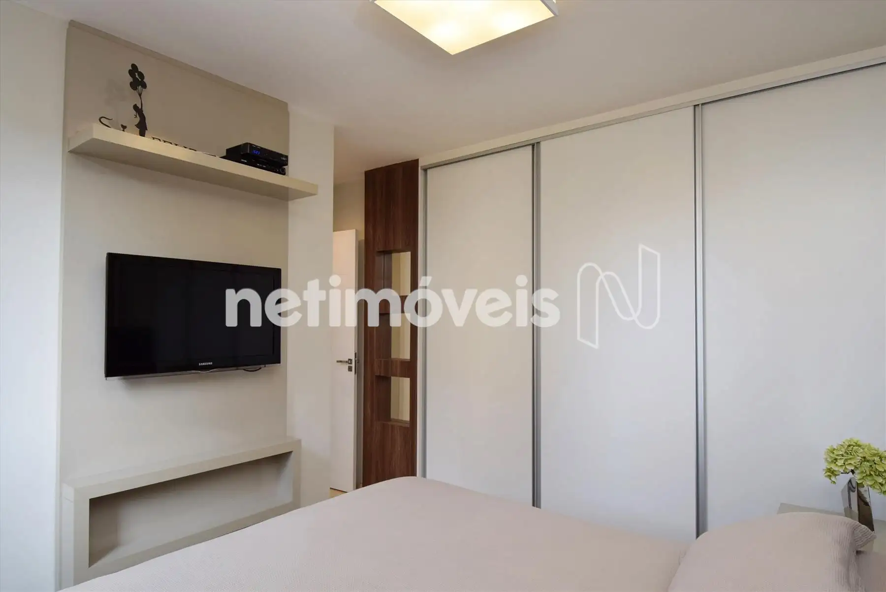 Quarto suíte com armário