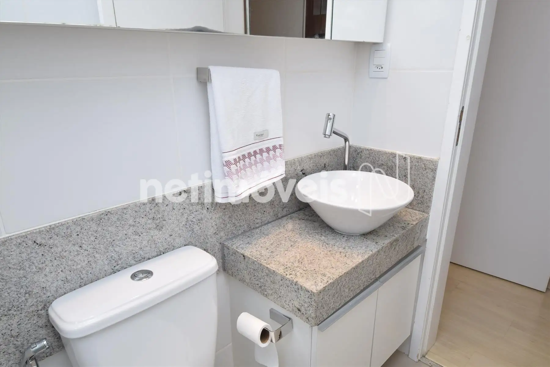 Banheiro suíte com armário e box blindex