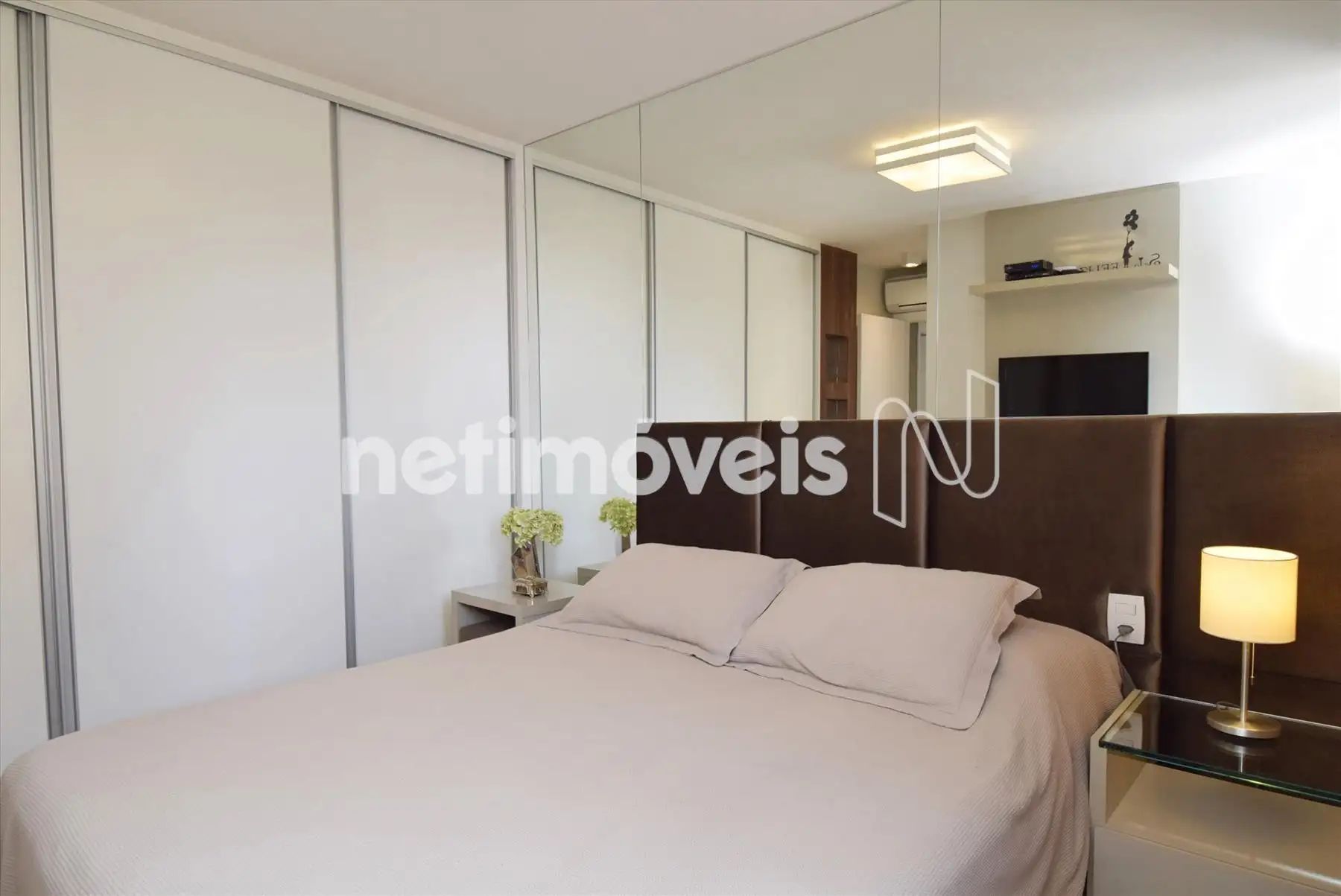 Quarto suíte com armário