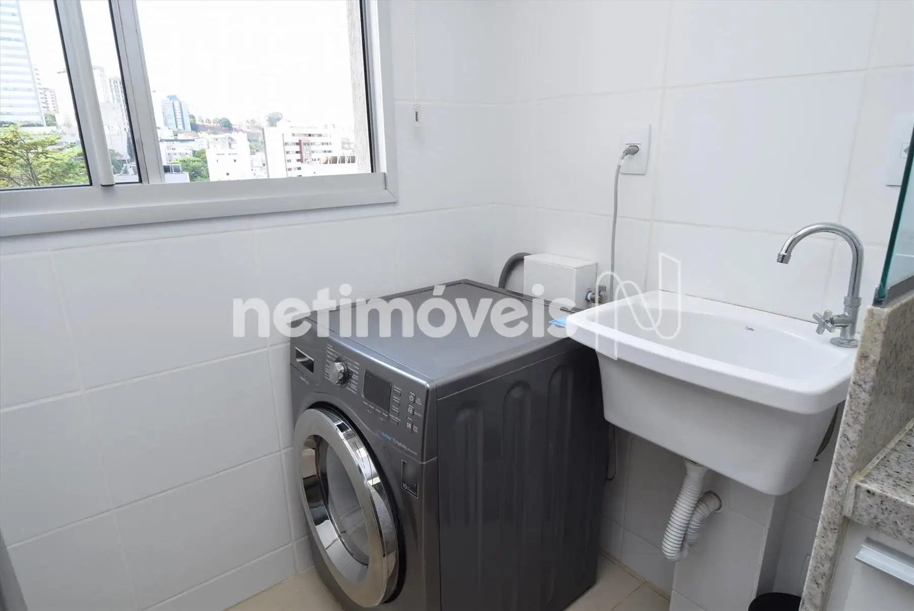 Área de serviço integrada com armário