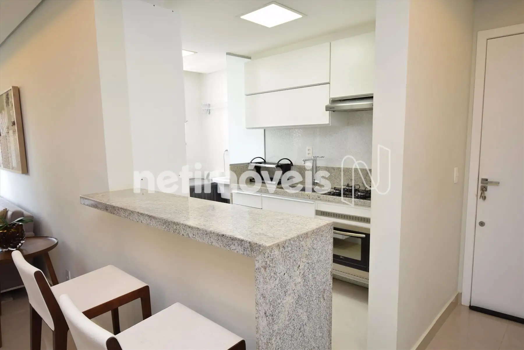 Cozinha americana com armário