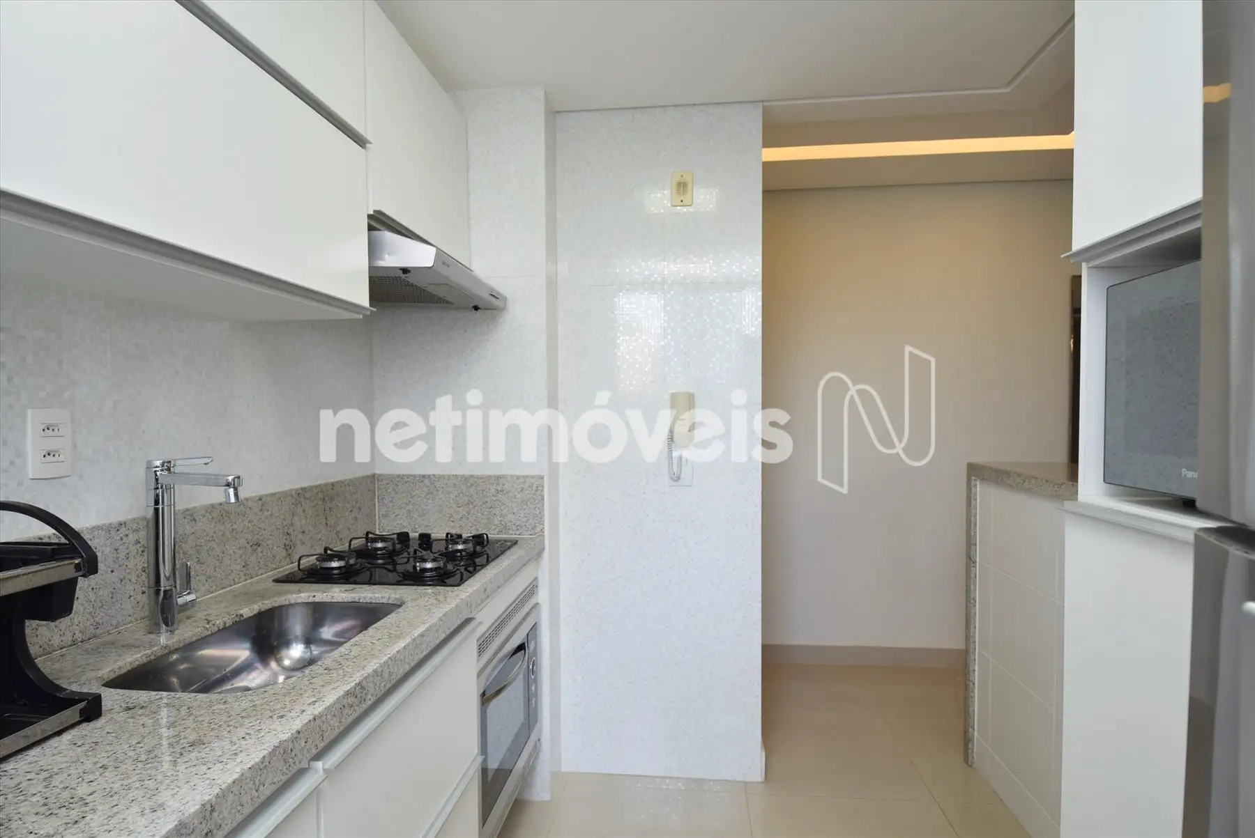 Cozinha americana com armário