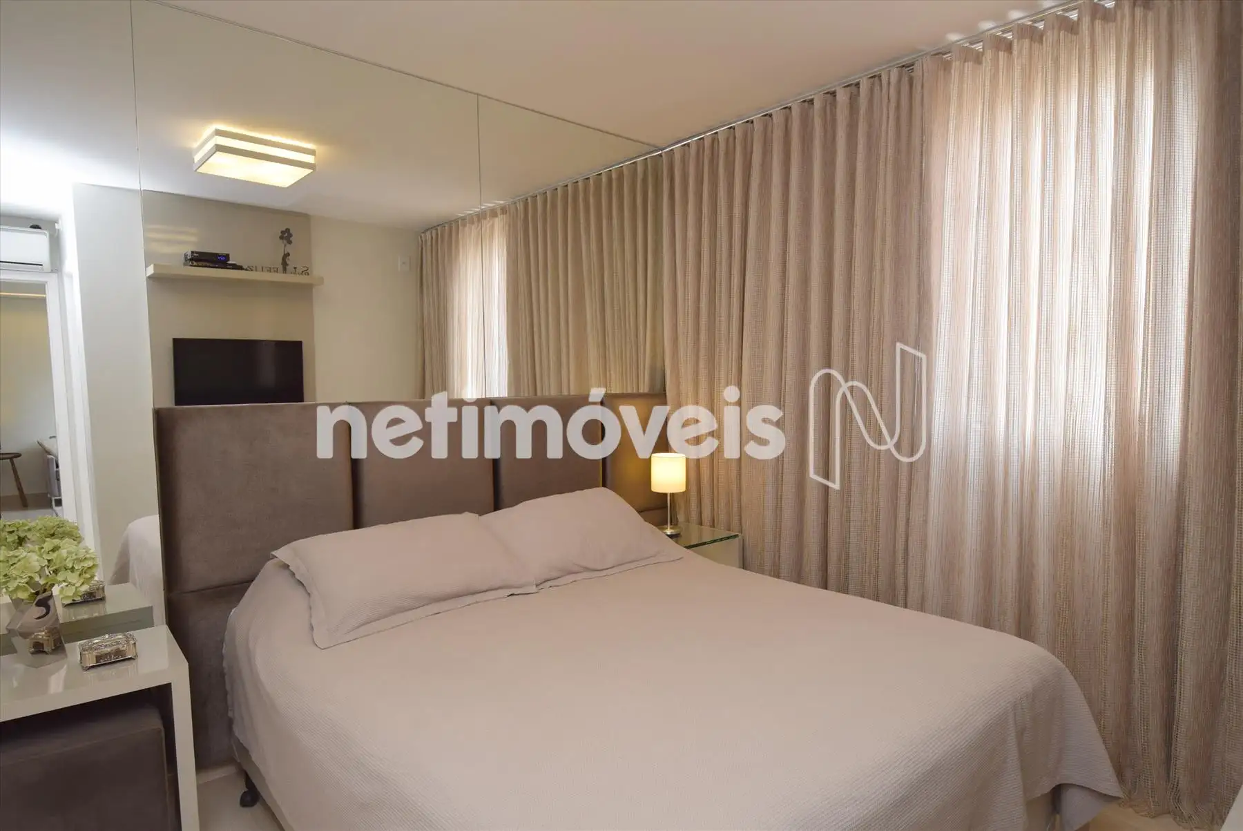 Quarto suíte com armário