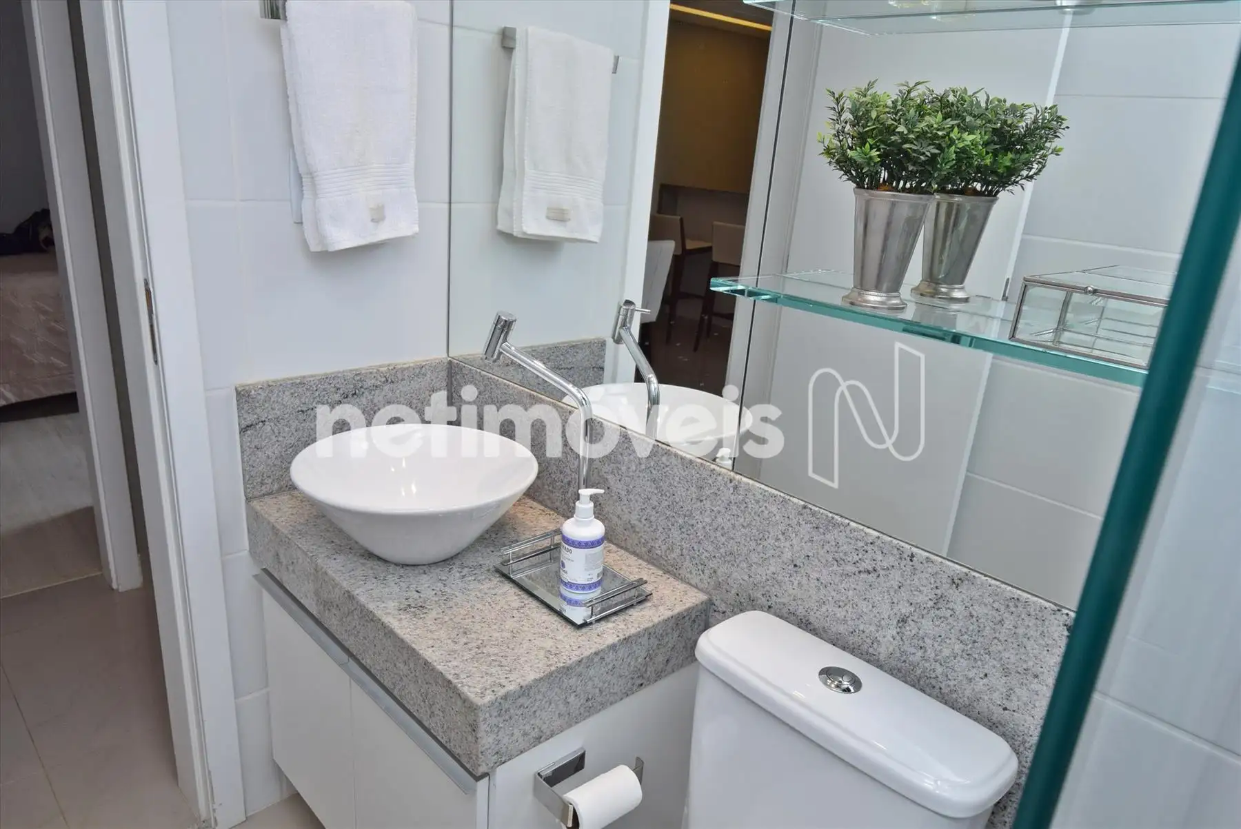 Banheiro social com armárioe box blindex