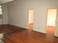 Sala em tábua corrida