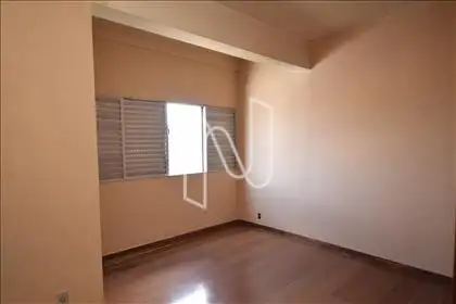 Quarto 02 com armário