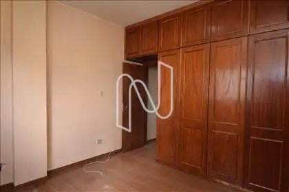 Quarto 01 com armário