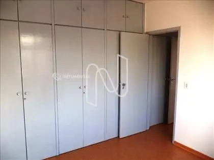 Quarto com armário 