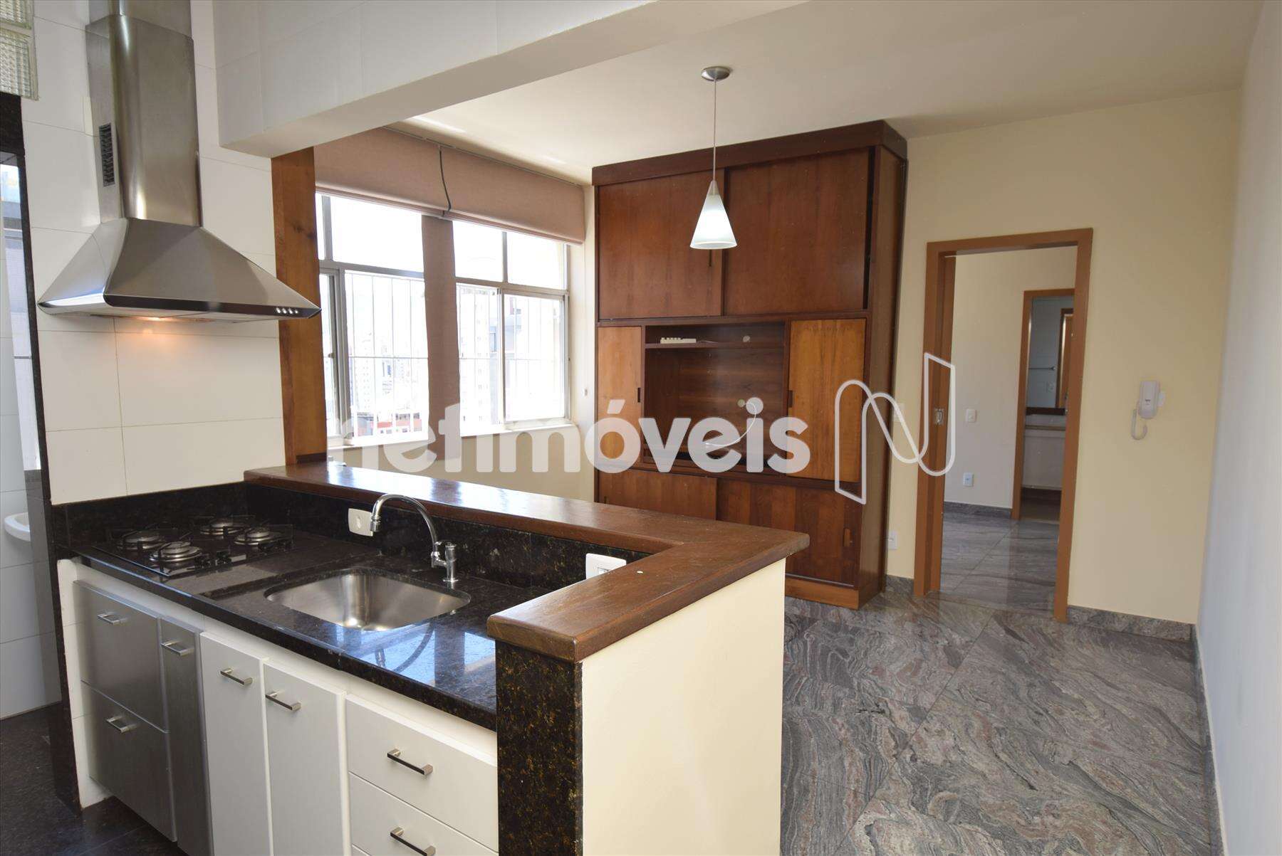  Sala com piso em granito