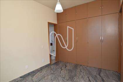 Quarto com piso em granito 