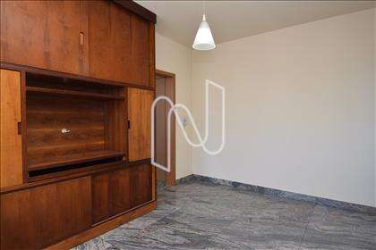 Sala com armário para TV e louçaria 