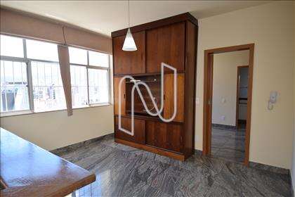 Sala com armário para TV e louçaria 