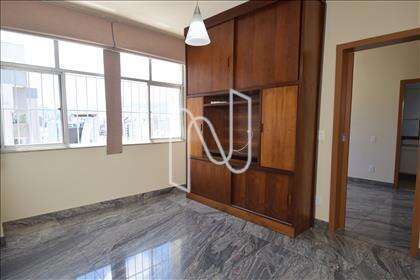 Sala com armário para TV e louçaria  