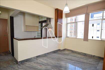 Sala com cozinha americana. 