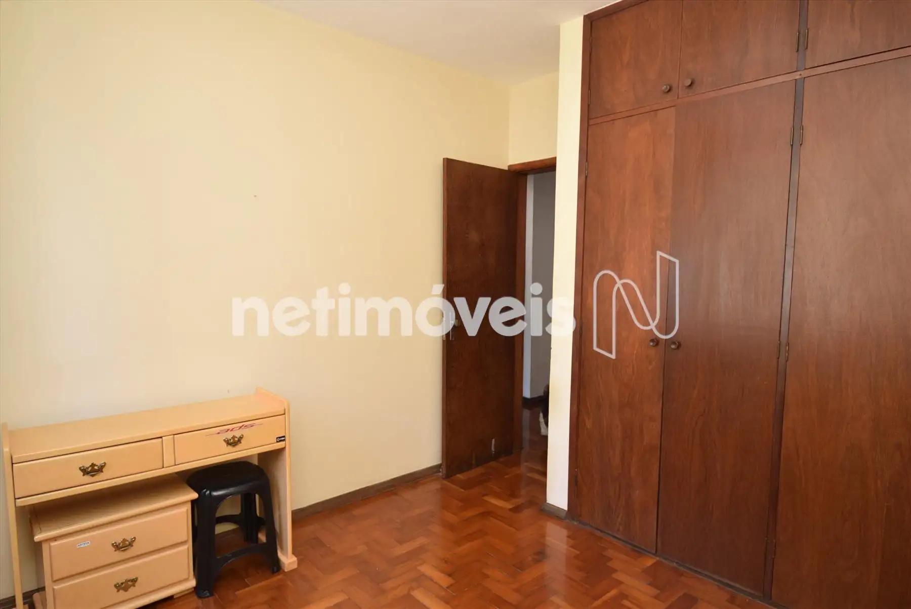 Quarto 02 com armário