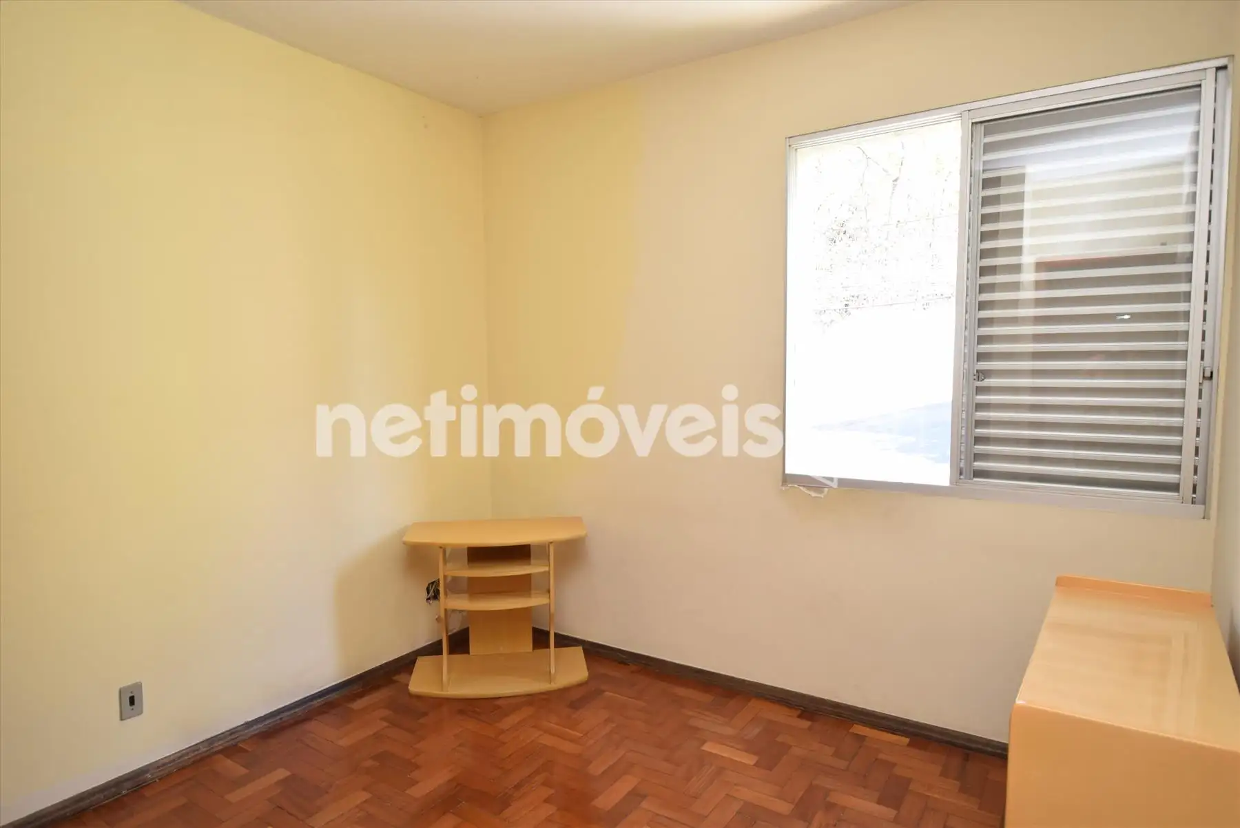 Quarto 02 com armário