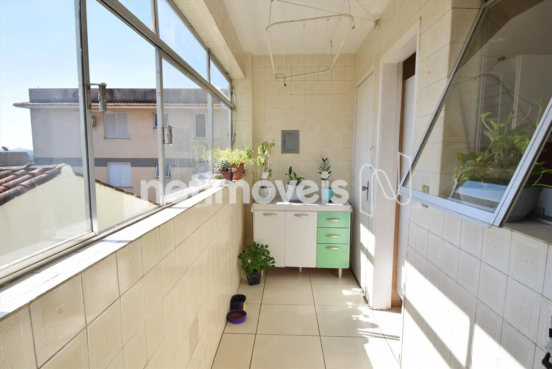 Área de serviço com quarto e banheiro