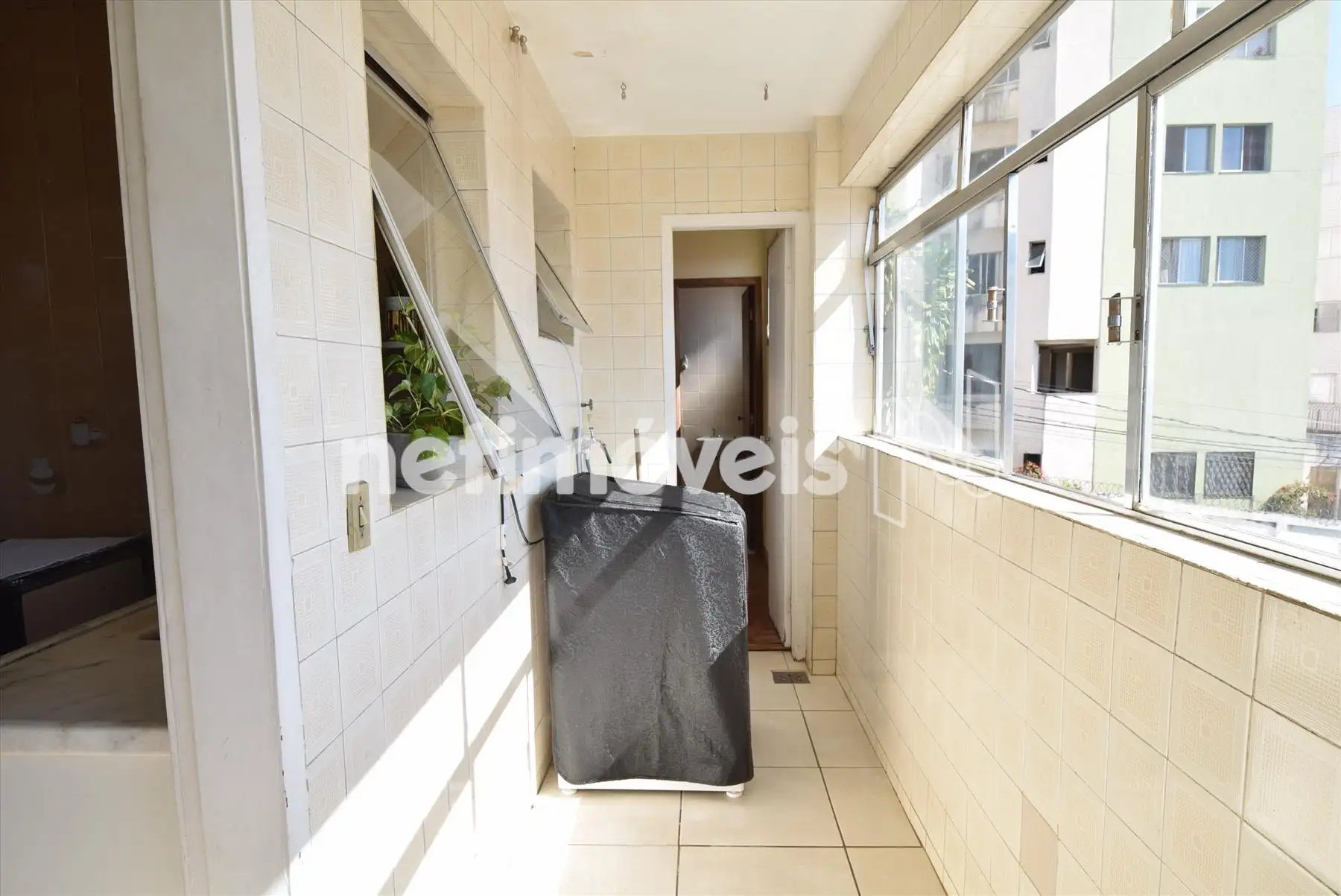 Área de serviço com quarto e banheiro