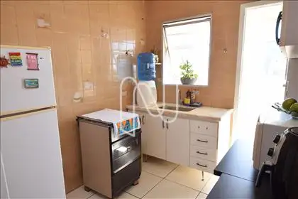 Cozinha com armário sob a pia 