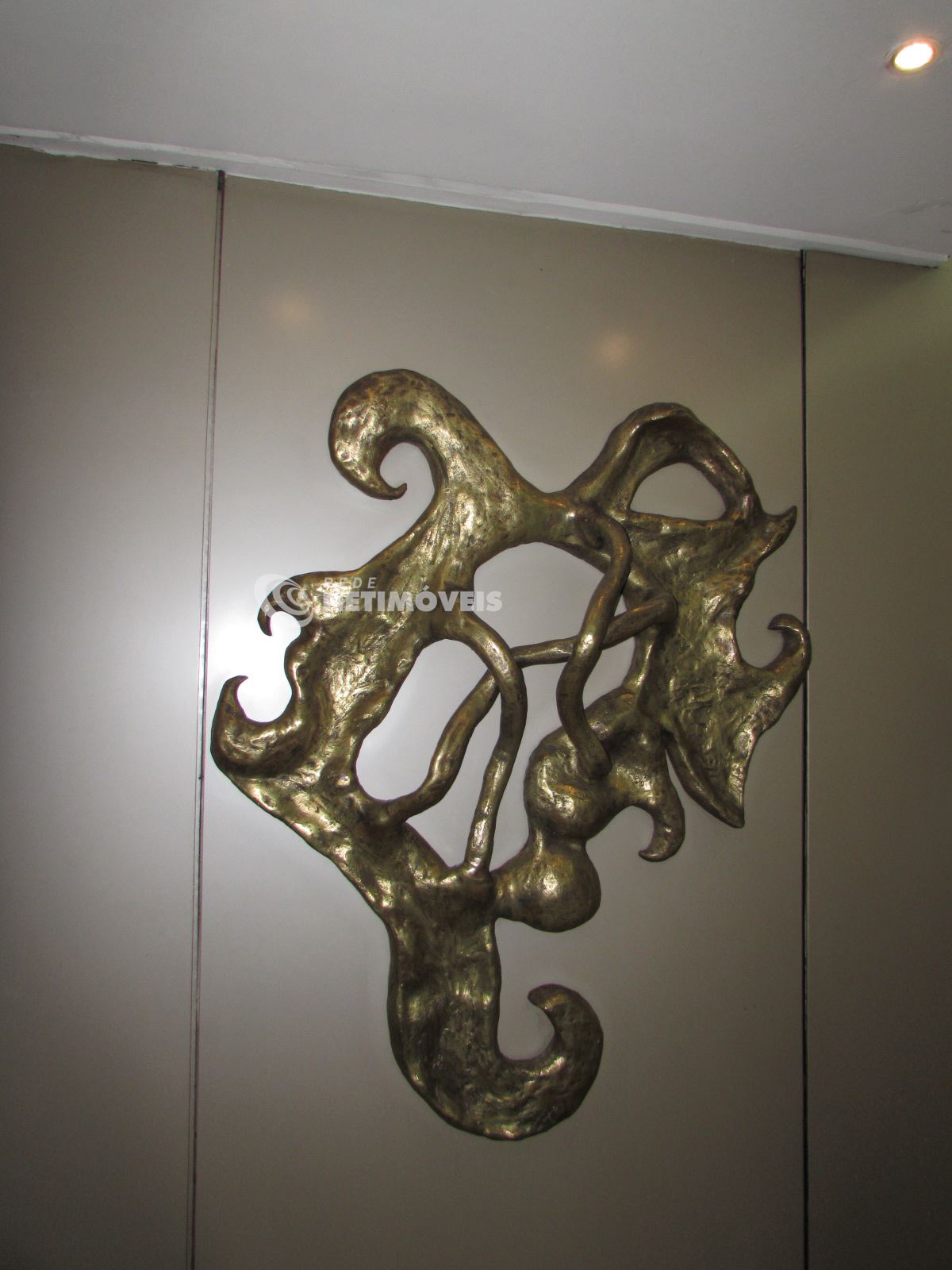 Escultura no hall do prédio