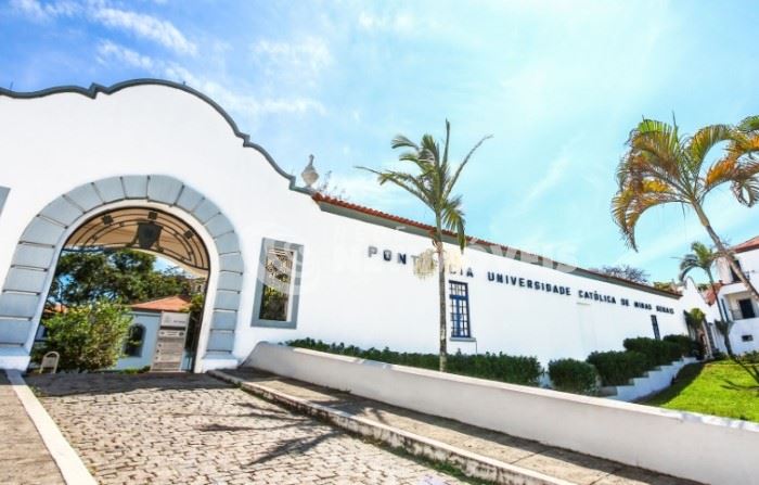 Localiza-se a 1 km da PUC Coração Eucarístico