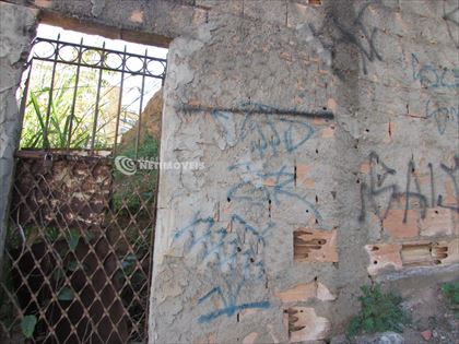  Lote murado com portão