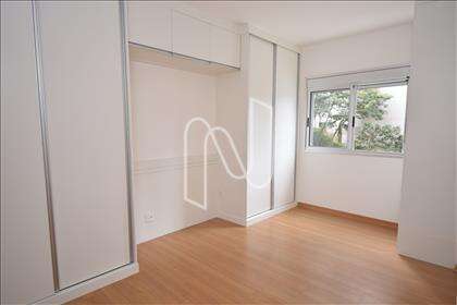 Quarto suíte com armário