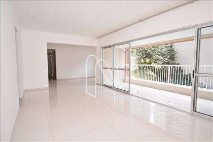 Sala ampla para até três ambientes
