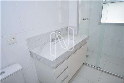 Banheiro suíte com box blindex