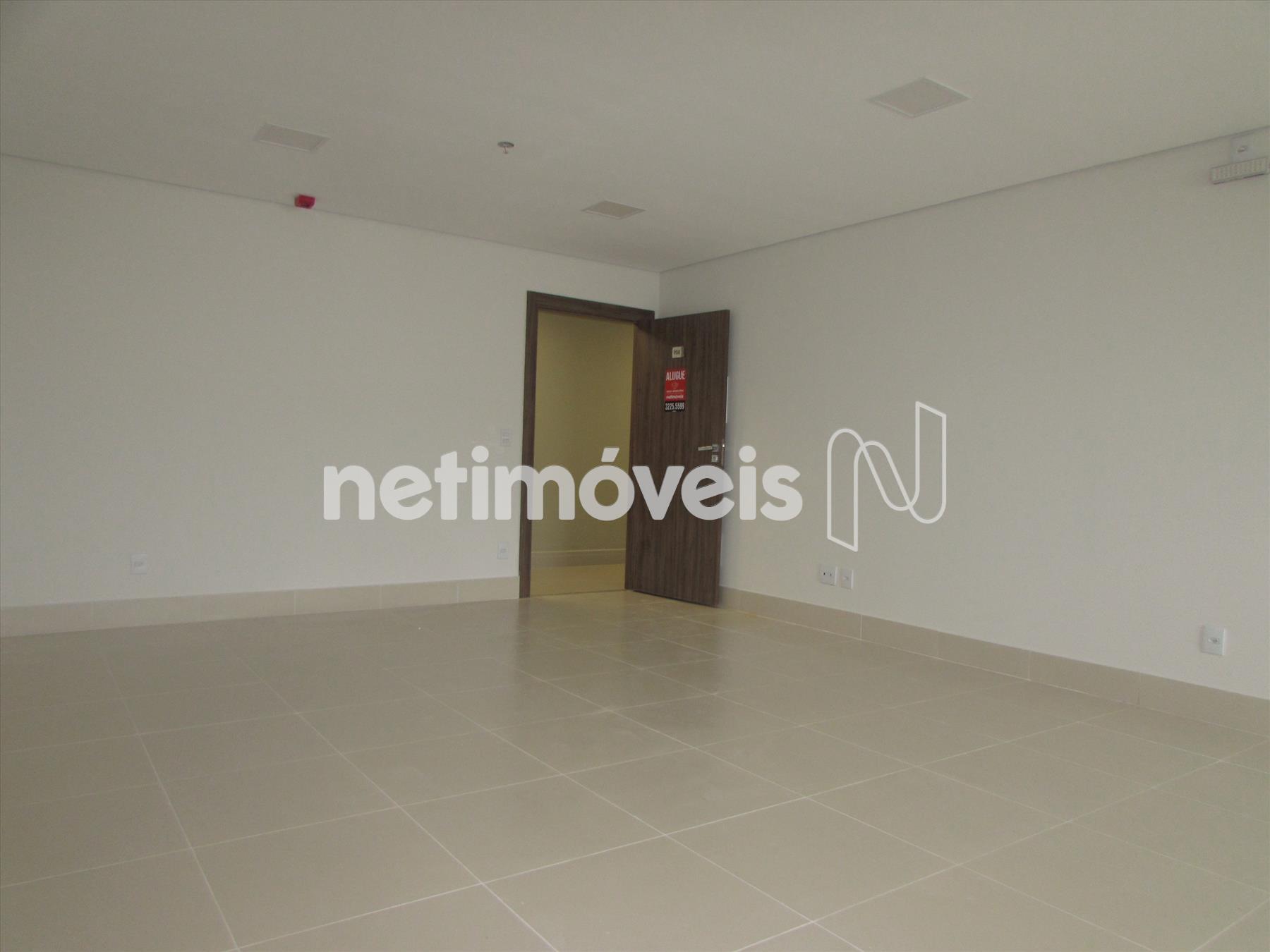 Sala ampla com piso porcelanato