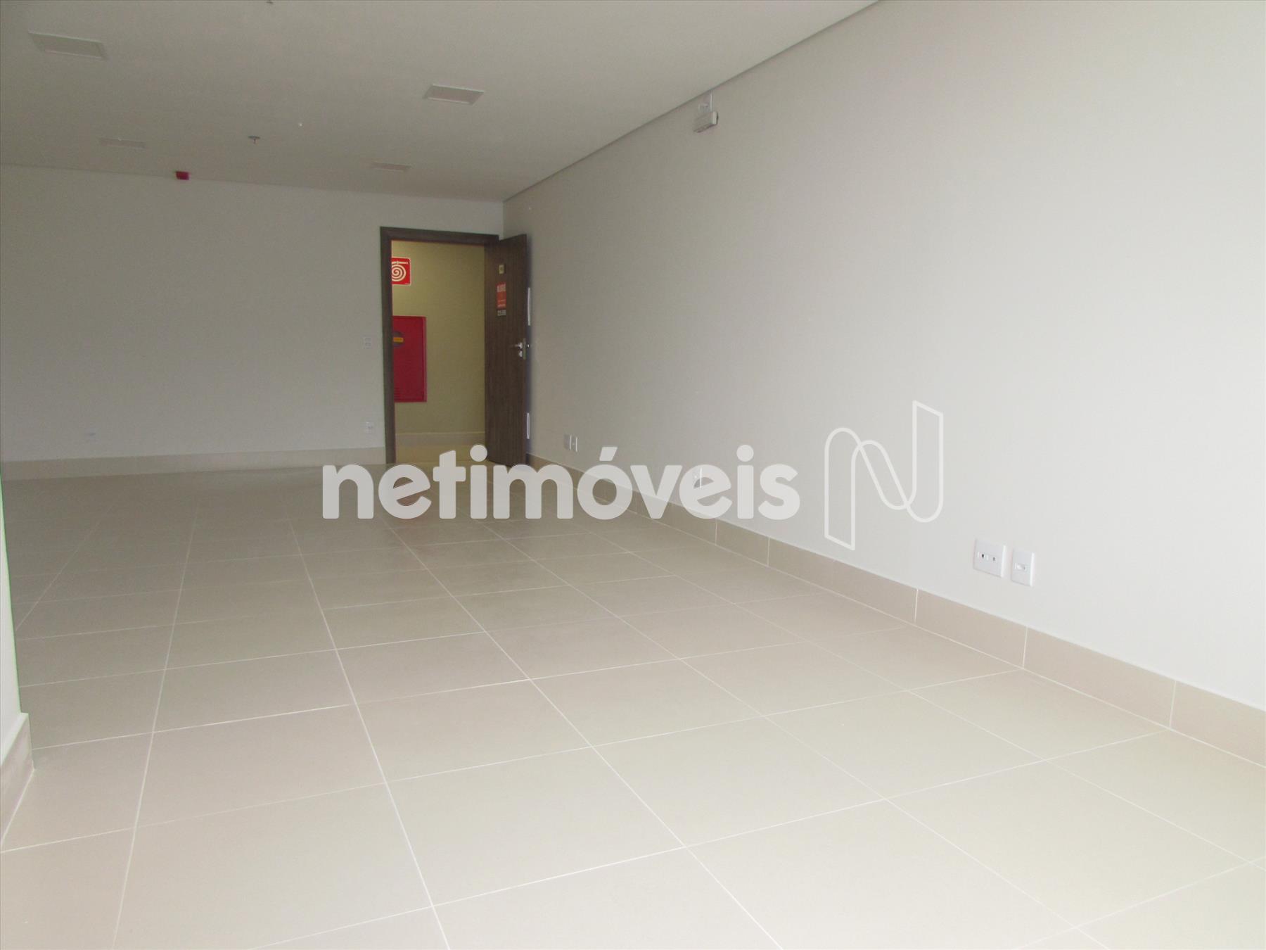 Sala ampla com piso porcelanato