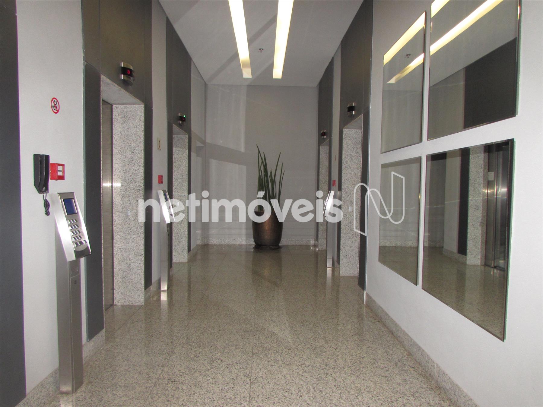 São 06 elevadores modernos e inteligentes