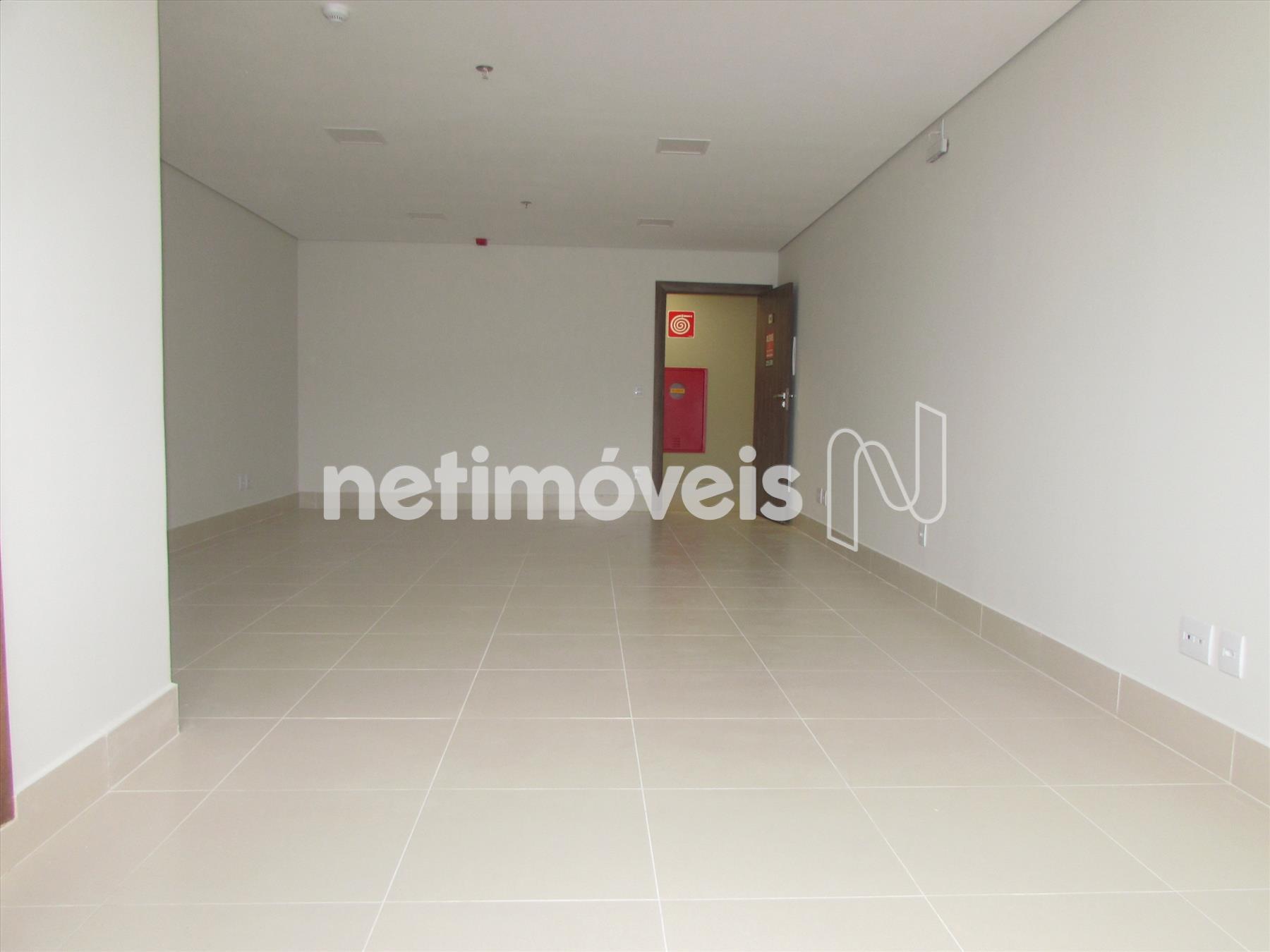 Sala ampla com piso porcelanato