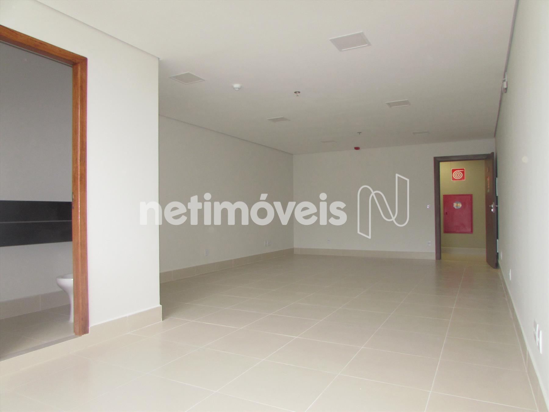 Sala ampla com piso porcelanato