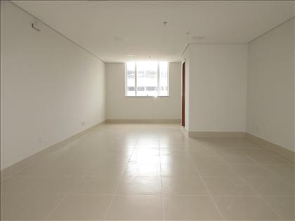 Sala ampla com piso porcelanato   