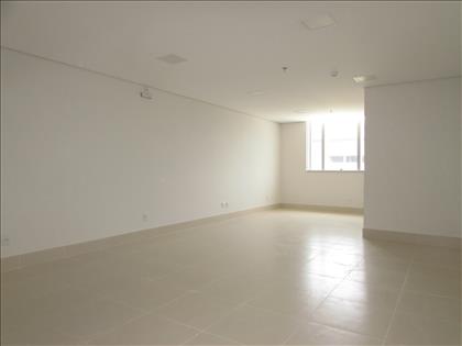 Sala ampla com piso porcelanato  