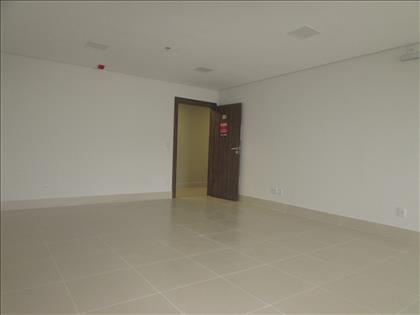 Sala ampla com piso porcelanato  